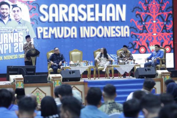 Mendes PDT Yandri Susanto saat menyampaikan Keynote speaker dalam sarasehan Pemuda Indonesia yang digelar oleh DPP KNPI di aula kantor Gubernur Kalimantan Tengah (Foto: Humas Kemendes PDT) 
