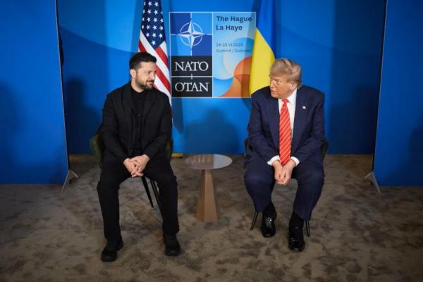 Presiden AS Donald Trump dan Presiden Ukraina Volodymyr Zelenskiy menghadiri pertemuan di sela-sela KTT NATO di Den Haag, Belanda 25 Juni 2025. Handout via REUTERS 