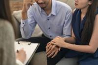 Pasangan berbicara dengan profesional perawatan kesehatan. 18 Tahun Berjuang Hamil, Teknologi AI Baru Berhasil Bikin Pasangan tak Subur Punya Anak. (FOTO: STOCK IMAGE)