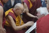 Dalai Lama memberkati aktor Richard Gere di Dharamsala, India 30 Juni 2025, dalam tangkapan layar dari sebuah video Reuters TV via REUTERS.