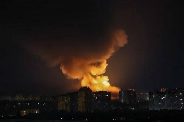 Ledakan pesawat nirawak menerangi langit di atas kota selama serangan pesawat nirawak dan rudal Rusia, di Kyiv, Ukraina 4 Juli 2025. REUTERS 