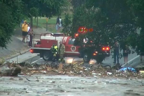 Petugas tanggap darurat mengamati naiknya air banjir di Sungai Guadalupe setelah banjir bandang di Kerr County, Texas, AS, 4 Juli 2025. ABC Affiliate KSAT via REUTERS 