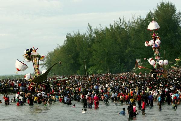 Gelaran tradisi tabuik atau tabut di Kota Pariaman (Foto: Wikipedia) 