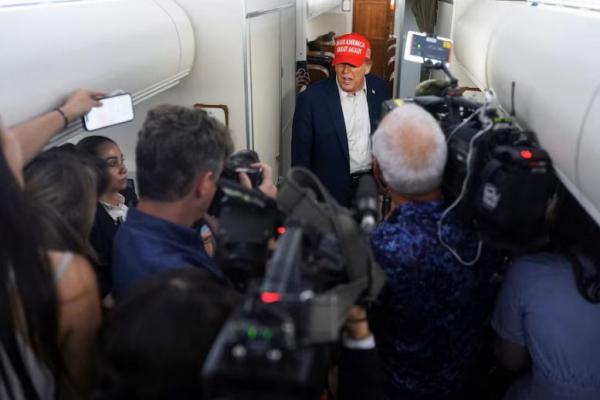 Presiden AS Donald Trump berbicara kepada awak media di dalam Air Force One dalam perjalanan ke New Jersey, AS, 4 Juli 2025. REUTERS 