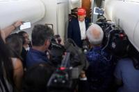 Presiden AS Donald Trump berbicara kepada awak media di dalam Air Force One dalam perjalanan ke New Jersey, AS, 4 Juli 2025. REUTERS