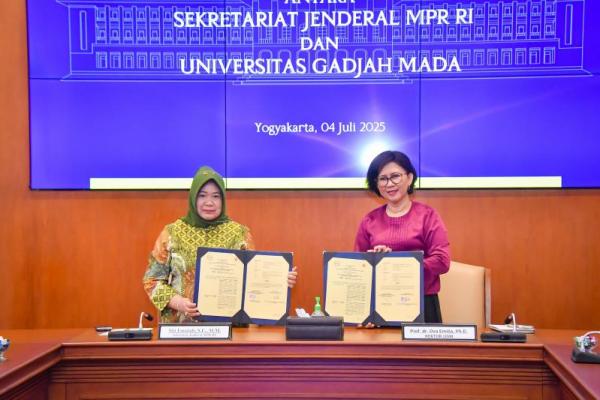 Sekretaris Jenderal MPR RI, Siti Fauziah, dan Rektor UGM Prof. dr. Ova Emilia usai menandatangani MoU penguatan kajian Ketatanegaraan, di Ruang Sidang Pimpinan, Gedung Pusat UGM, Yogyakarta, Jumat (Foto: Humas MPR) 