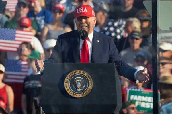 Presiden Donald Trump berpidato di sebuah rapat umum di Des Moines, Iowa. (FOTO: GETTY IMAGE) 