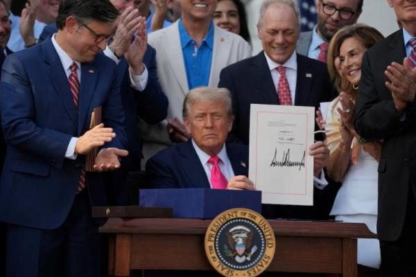 Presiden AS Donald Trump mengajukan undang-undang pengeluaran dan pajak yang luas, setelah ia menandatanganinya, di Gedung Putih di Washington, D.C., AS, 4 Juli 2025. REUTERS 