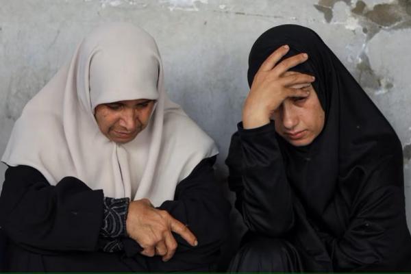 Para pelayat bereaksi di pemakaman warga Palestina yang tewas dalam serangan udara Israel semalam di sekolah UNRWA yang menampung orang-orang terlantar, di Rumah Sakit Arab Al-Ahli di Kota Gaza, 5 Juli 2025. REUTERS 