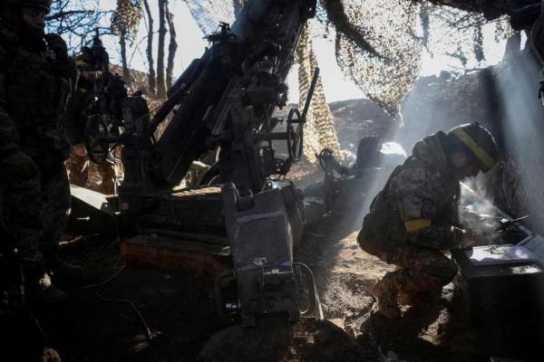 Prajurit Brigade Artileri Terpisah ke-148 Zhytomyr Ukraina bersiap untuk menembakkan Howitzer M777 di wilayah Donetsk, Ukraina, 8 Februari 2025. REUTERS 