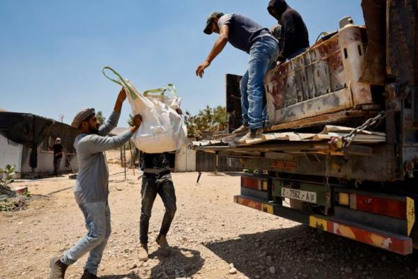 Warga Badui Palestina mengungsi dari rumah mereka, seiring meningkatnya kekerasan pemukim, di dekat Jericho di Tepi Barat yang diduduki Israel, 4 Juli 2025. REUTERS 