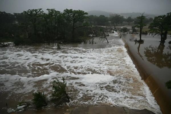 Sebuah foto menunjukkan banjir yang disebabkan oleh banjir bandang di Sungai Guadalupe di Kerrville, Texas. (FOTO: GETTY IMAGE) 
