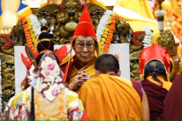 Pemimpin spiritual Tibet Dalai Lama menghadiri doa untuk umur panjangnya di kuil Dalai Lama di kota perbukitan utara Dharamshala, India, 5 Juli 2025. REUTERS 