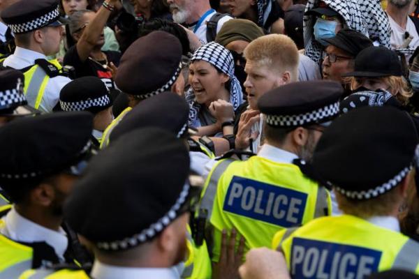 Pendukung kelompok pro-Palestina Palestine Action bentrok dengan petugas polisi di luar Pengadilan Tinggi di London, Inggris, 4 Juli 2025. REUTERS 