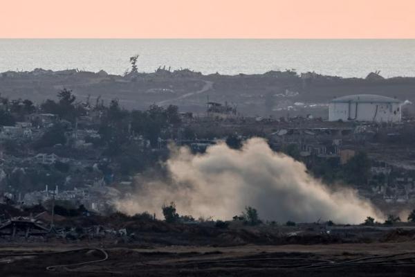 Asap mengepul di Gaza, seperti yang terlihat dari sisi perbatasan Israel, 5 Juli 2025. REUTERS 