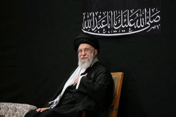 Pemimpin Tertinggi Iran Ayatollah Ali Khamenei menghadiri upacara untuk memperingati Asyura, hari paling suci dalam kalender Muslim Syiah, di Teheran, Iran, 5 Juli 2025. WANA via REUTERS 
