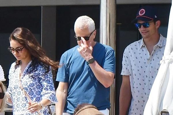 Ashton Kutcher dan Mila Kunis liburan di Venesia, Italia. (FOTO: BACKGRID) 