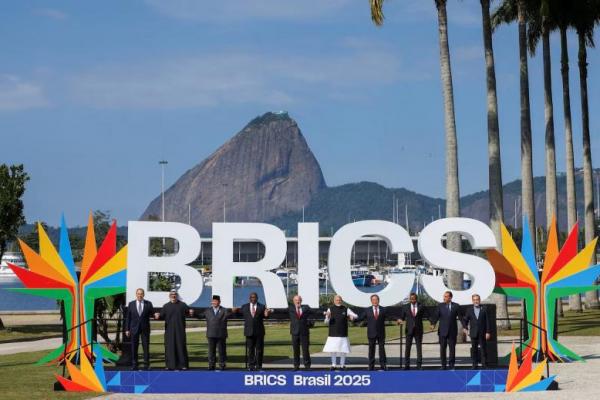 Presiden Brasil Luiz Inacio Lula da Silva, PM Tiongkok Li Qiang, Menlu Rusia Sergei Lavrov, PM India Narendra Modi, Presiden Indonesia Prabowo Subianto, Presiden Afrika Selatan Cyril Ramaphosa, PM Mesir Mostafa Madbouly, PM Ethiopia Abiy Ahmed Ali, Putra Mahkota Abu Dhabi Sheikh Khaled bin Mohamed bin Zayed Al Nahyan, Menlu Iran Seyed Abbas Araghchi berpose untuk foto keluarga selama KTT BRICS di Rio de Janeiro, Brasil 6 Juli 2025. REUTERS 