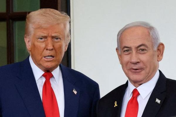 Presiden AS Donald Trump menyambut Perdana Menteri Israel Benjamin Netanyahu di pintu masuk Gedung Putih di Washington, AS, 7 April 2025. REUTERS 