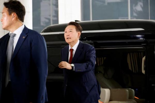 Mantan Presiden Korea Selatan Yoon Suk Yeol tiba di Kantor Kejaksaan Tinggi Seoul untuk menghadiri interogasi di Seoul, Korea Selatan, 28 Juni 2025. REUTERS 