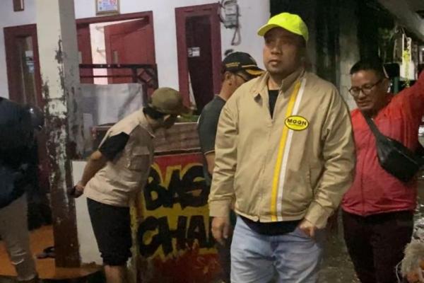 Politisi Partai Kebangkitan Bangsa (PKB) Ahmad Moetaba saat meninjau lokasi banjir di Jakarta (Foto: Ist) 
