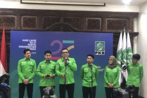 Ketua DPP PKB sekaligus Ketua Panitia Penyelenggara (OC) Hari Lahir Ke-27 PKB Ahmad Iman Sukri (ketiga kiri) saat konferensi pers di Kantor DPP PKB, Jakarta (Foto: Habib/Katakini.com) 