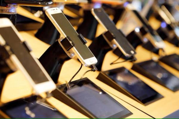 Ponsel dan tablet dipajang di toko ritel operator telekomunikasi Prancis Orange di Bordeaux, Prancis barat daya, 3 Juli 2015. REUTERS 