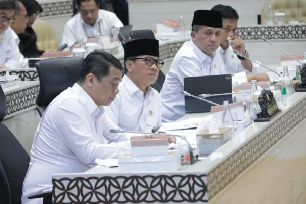 Mendes PDT Yandri Susanto dan Wamendes PDT Ahmad Riza Patria dalam Rapat Kerja dengan Komisi V DPR RI (Foto: Humas Kemendes PDT) 