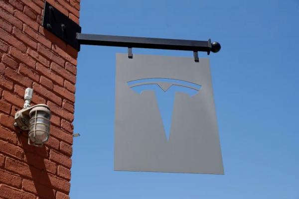 Logo TESLA terlihat di luar dealer di wilayah Brooklyn, New York City, AS, 26 April 2021. REUTERS 