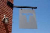 Logo TESLA terlihat di luar dealer di wilayah Brooklyn, New York City, AS, 26 April 2021. REUTERS