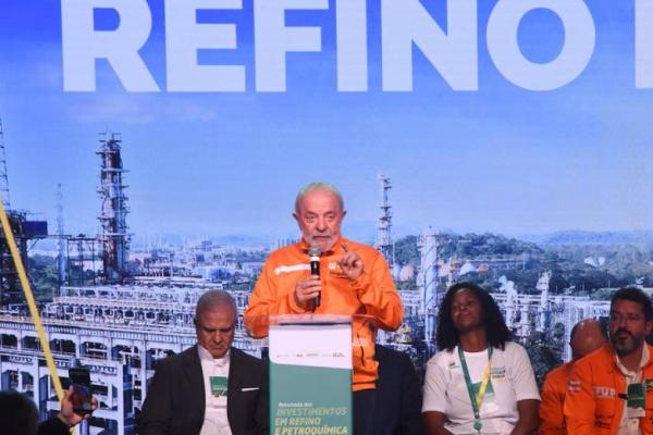 Presiden Brasil Luiz Inacio Lula da Silva berpidato dalam sebuah acara di Kilang Duque de Caxias, di Duque de Caxias, Brasil, 4 Juli 2025. REUTERS 