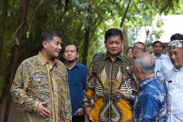 Wakil Menteri Transmigrasi (Wamentrans) Viva Yoga Mauladi (tengah) mengunjungi Padepokan Kabuyutan Muara Beres, Cibinong, Kabupaten Bogor, Jawa Barat, Selasa (Foto: Ist/Kementrans) 