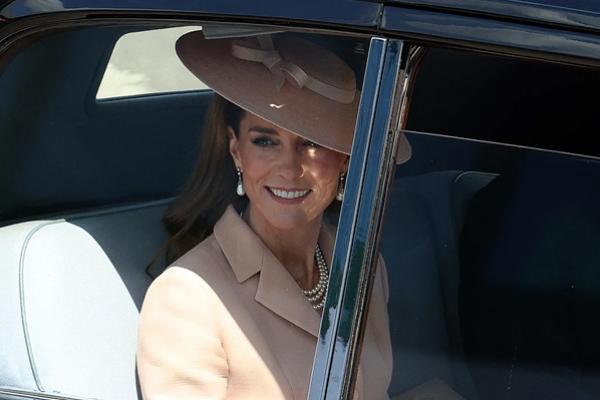 Kate Middleton saat tiba di RAF Northolt, sebelah barat London, pada 8 Juli 2025. (FOTO: AFP) 