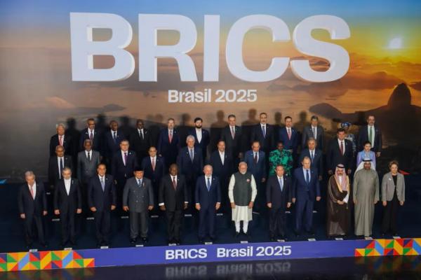 Para pemimpin kelompok BRICS berpose untuk foto keluarga selama KTT BRICS di Rio de Janeiro, Brasil, 7 Juli 2025. REUTERS 
