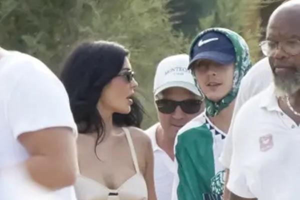 Kylie Jenner dan Timothee Chalamet berjalan-jalan di sekitar Pantai Shellona di Saint-Tropez. (FOTO: BACKGRID) 