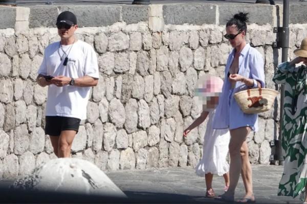 Katy Perry dan Orlando Bloom saat berjalan-jalan di Capri bersama putri mereka Daisy Dove. (FOTO: TIM COBRA / BACKGRID) 
