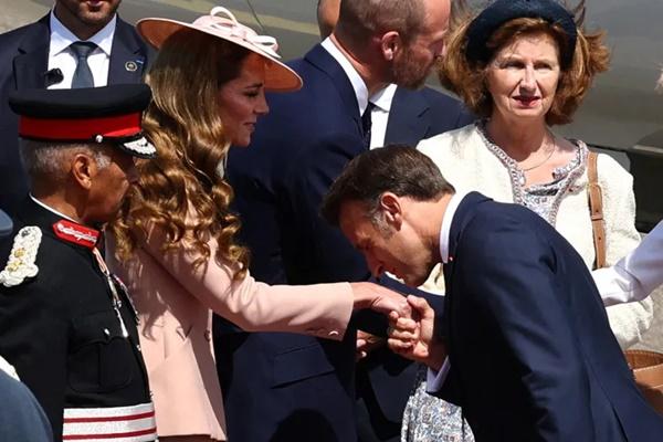 Kate Middleton dan Emmanuel Macron di RAF Northolt pada 8 Juli 2025. (FOTO: GONZALO FUENTES/POOL/AFP) 