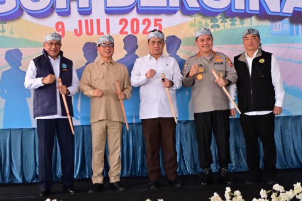 Mendes PDT Yandri Susanto (kedua dari kiri) saat menghadiri pencanangan program Desa Bersinar Menuju Garut Tangguh Bersinar di Kecamatan Cibalong, Kabupaten Garut (Foto: Humas Kemendes PDT) 