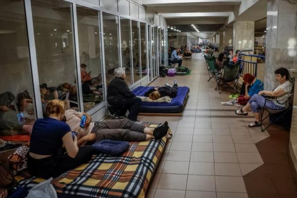 Orang-orang berlindung di dalam stasiun metro saat peringatan serangan udara di Kyiv, Ukraina, 8 Juli 2025. REUTERS 