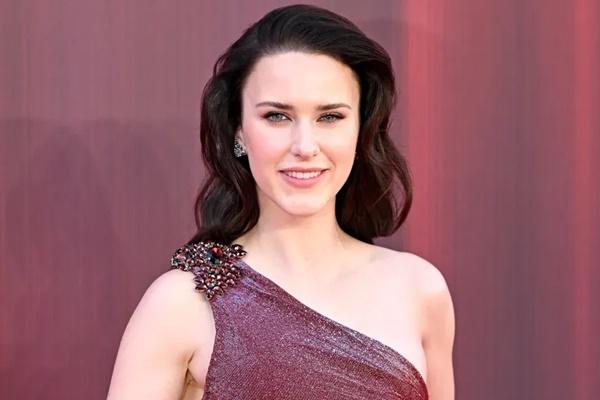 Rachel Brosnahan Ditawari Peran Lois Lane untuk Superman saat di Toilet Umum
