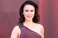 Promosikan Superman, Rachel Brosnahan Sewa Penyihir untuk Patahkan Kutukan Perjalanannya