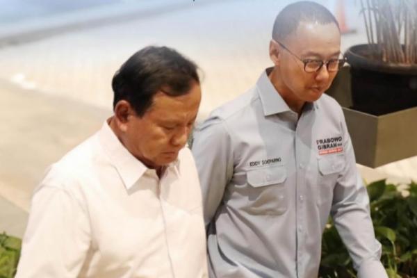 Eddy Soeparno mendampingi atau berjalan bersama Prabowo Subianto (Foto: Humas MPR) 