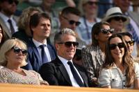 Viral, Hugh Grant Tertidur di Belakang Ratu Camilla saat Nonton Wimbledon