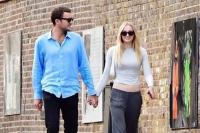 Sophie Turner dan Peregrine Pearson jalan-jalan di Notting Hill, London, Rabu (9/7/2025). (FOTO: BACKGRID)