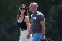 Lauren Sanchez dan Jeff Bezos berpegangan tangan dengan penuh kasih sayang di Sun Valley, Idaho, Kamis (10/7/2025).  (FOTO: REUTERS)