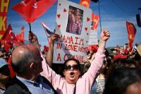 Orang-orang berpartisipasi dalam unjuk rasa untuk memprotes penangkapan Wali Kota Istanbul Ekrem Imamoglu sebagai bagian dari investigasi korupsi, di Istanbul, Turki, 29 Maret 2025. REUTERS