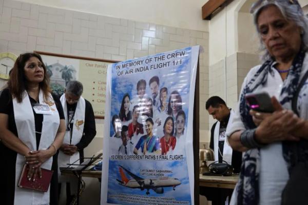 Orang-orang berdoa dalam upacara peringatan untuk mendiang awak pesawat Air India Boeing 787-8 Dreamliner, yang jatuh saat lepas landas dari bandara di Ahmedabad, Mumbai, India, 12 Juli 2025. REUTERS 