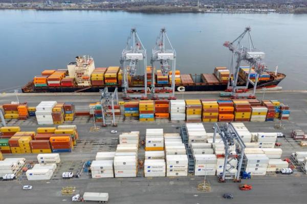 Pemandangan drone menunjukkan kontainer pengiriman di Pelabuhan Montreal di Montreal, Quebec, Kanada, 14 April 2025. REUTERS 