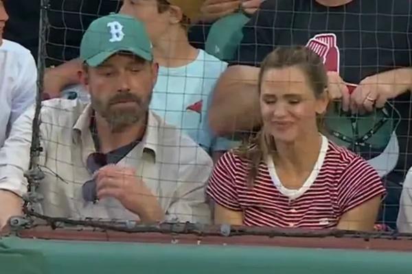 Ben Affleck dan Mantan Istrinya Jennifer Garner Liburan Bareng Nonton Pertandingan Red Sox. (FOTO: MLB/X) 