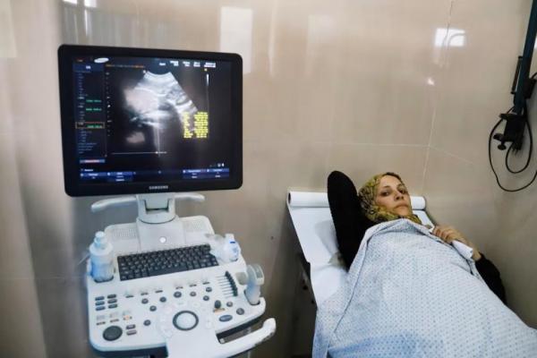 Fatima Arafa, seorang perempuan Palestina yang hamil dan terlantar, menjalani pemeriksaan medis di Rumah Sakit Al-Helou, di Kota Gaza, 10 Juli 2025. REUTERS 